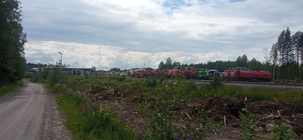 Pieksämäen konepajan takapihaa 18.6.2024
Hylättyjä Dv12-vetureita oli paikalla kokonainen kentällinen, niin se kohtalo koittaa vanhalle Valmetillekin. Oli seassa toki muutama Dr14:kin.
Avainsanat: op_VR;jyv_Dr14;jyv_Dv12;infra_konepaja