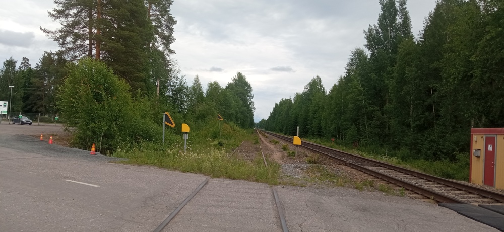 Näkymä Konepajan tasoristeyksestä Huutokosken suuntaan 18.6.2024
Näkymä Konepajan puolipuomilaitokselta kohti Huutokoskea (ja edelleen Joensuuta ja Savonlinnaa). Pieksämäki-Joensuu -radan vasemmalla puolella oleva heikohkossa kunnossa oleva pistoraide on jäänne muutaman kilometrin mittaisesta, Nikkaralaan asti ulottuneesta kaksoisraiteesta.
Avainsanat: Rautatiearkeologia