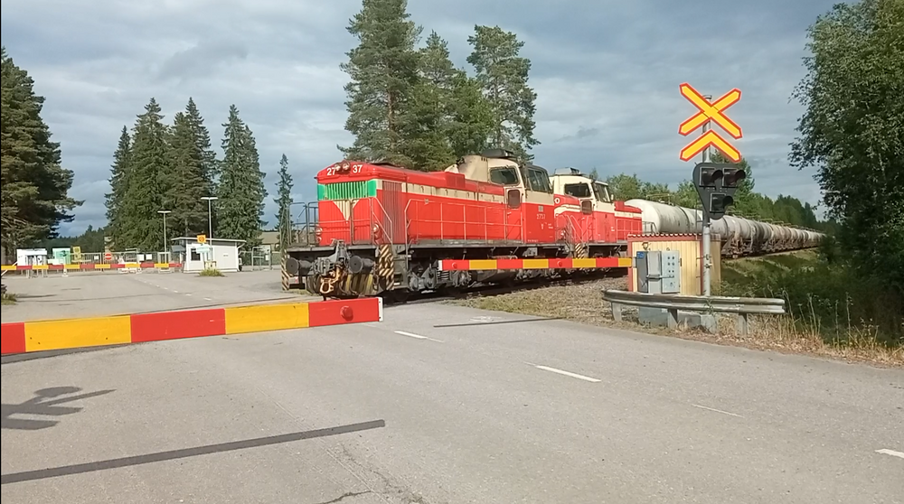 Akoniemen pönttöjuna Konepajan tasoristeyksellä 18.6.2024
Akoniemen polttoainevarastolta Varkaudesta palaavat tyhjät tölkit ohittavat deeveriparin vetämänä Konepajan puolipuomilaitoksen Pieksämäen konepajan edustalla.
Avainsanat: op_VR;jt_Tavarajuna;jt_Asiakasjuna;jyv_Dv12;jyv_Sob;infra_tasoristeys