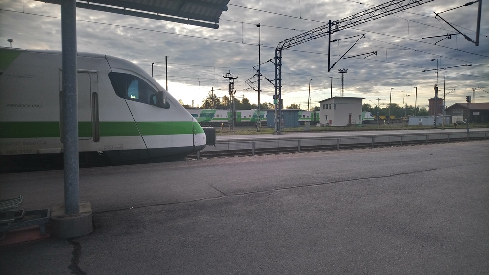 Pendoaamu Seinäjoella 20.6.2019 #2
Pendolinoja Seinäjoella kesäaamuna ennen kuutta. Etualalla oleva yksilö tottelee tunnusta S40 matkalla Vaasasta Helsinkii, taustalla oleva taas odottelee vielä päivän ajojen alkamista.
Avainsanat: op_VR;jt_matkustajajuna;jt_Pendolino;jyv_Sm3