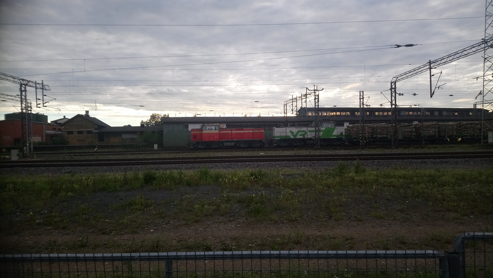 Raakapuuliikennettä Seinäjoella 20.6.2019
Kaksi Dv12-sarjan dieseliä on juuri ajettu kiinni Härmään pyrkiviin tyhjin raakapuuvaunihin. Hetkeä myöhemmin kaksi lajitoveria saapui ottamaan haltuunsa etualalla olevan täyden letkan, jonka matka kävi kohti Metsä Boardin Kaskisten tehdasta.
Avainsanat: op_VR;jt_Tavarajuna;jt_Raakapuujuna;jyv_Dv12