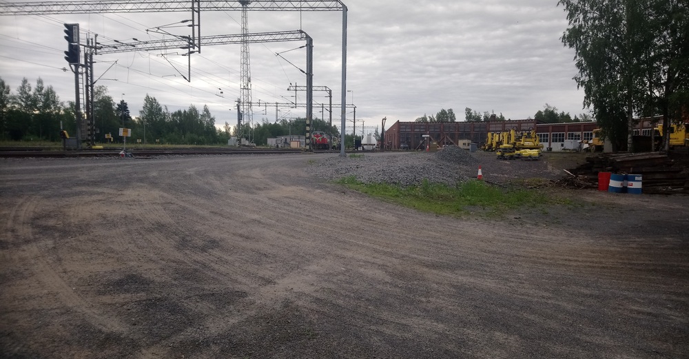 Seinäjoen uudet tallit 20.6.2019
Vanhat tallit ja Seinäjoen asema jäävät selän taakse. Kuvassa näkyvä Dv12 hoiti samana iltapäivänä Seinäjoen päivystäjän virkaa, sen takana pilkottava Sr1 taas on juuri tuonut Kaskisiin pyrkineen raakapuujunan Tampereelta. Sähköistyksen puutteessa junan sai Seinäjoella haltuunsa kahden Dv12:n yhdistelmä.
Avainsanat: op_VR;jt_Vaihtotyö;jyv_Dv12;päivystäjä_Seinäjoki;infra_veturitalli