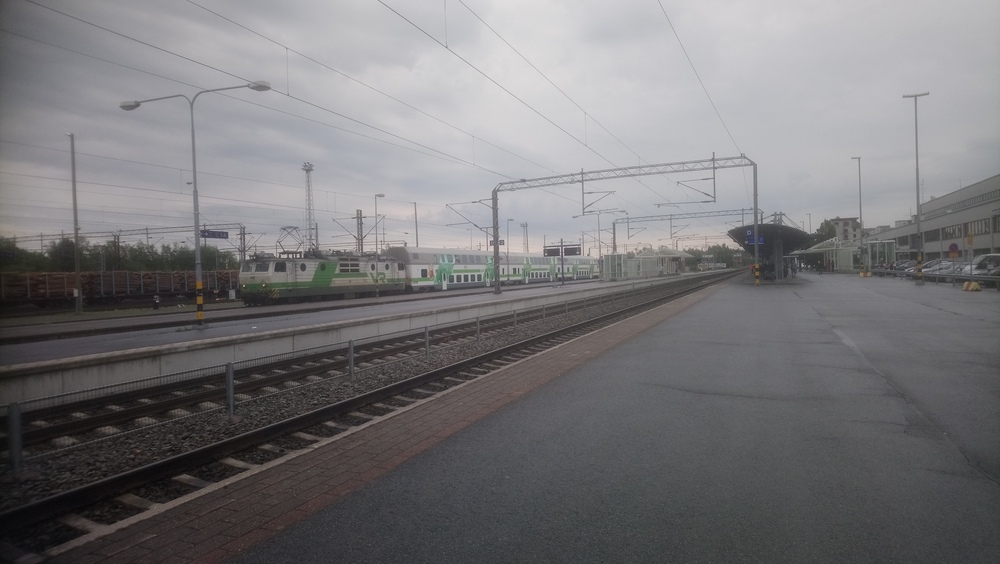 Sadepäivän juna Vaasaan 20.6.2019
Sr1-vetoiset Edo-rungot jäivät omanlaisekseen siirtymäajan ilmiöksi. Seinäjoki-Vaasa -oli yksi reiteistä, joilla nämä ehtiävt olla varsin tavanomainen näky.
Avainsanat: op_VR;jt_Matkustajuna;jt_InterCity;jyv_Sr1;jyv_Edfs;jyv_Edb;jyv_Edo;jyv_Sps