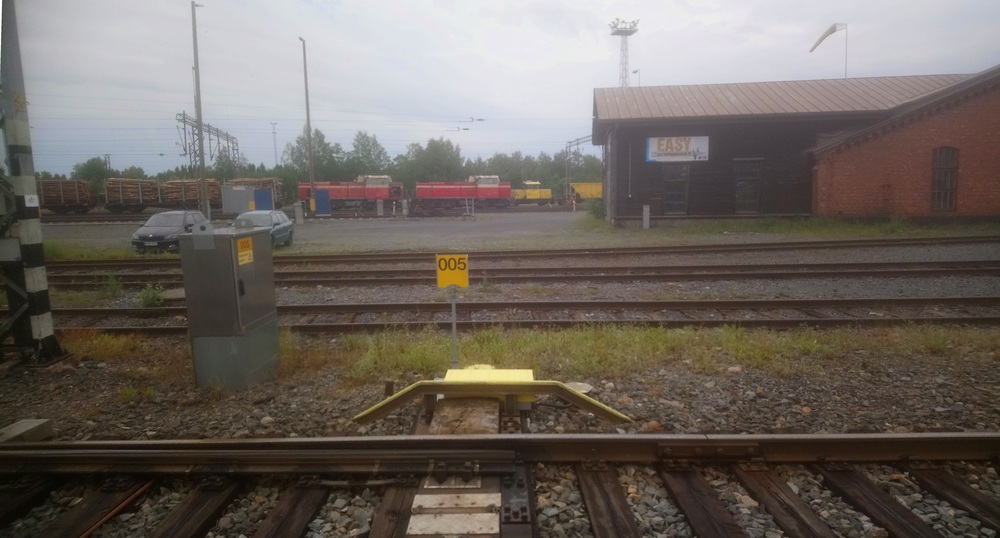 Härmäläinen sateessa 20.6.2019
Härmän vaunujen vaihto on suoritettu ja Dv12-nippu palannut täsien vaunujen kanssa Seinäjoelle.
Avainsanat: op_VR;jt_Tavarajuna;jt_Raakapuujuna;jyv_Dv12;jyv_Tka8;jyv_Sps;juna_Härmäläinen