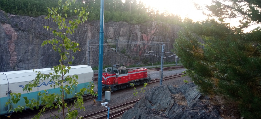 Vuosaaren päivystäjä 28.6.2024
Vuosaaren päivystäjänä häärivä Dv12 2521 on juuri tuonut sekalaisehkon letkan satamassa tyhjentyneitä vaunuja ratapihalle.
Avainsanat: op_VR;jt_Vaihtotyö;jyv_Dv12;jyv_Habbin;päivystäjä_Vuosaari