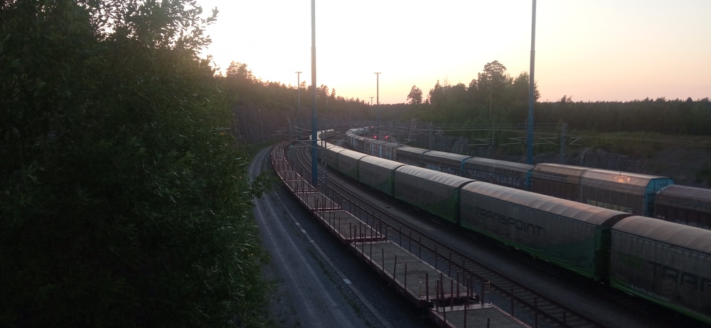 Yö laskeutuu Vuosaaren ratapihalle
Ratapihalla letka poikineen odottelee lähtöä.
Avainsanat: op_VR;jyv_Gbln;jyv_Hains;jyv_Kbp;jyv_Sim;jyv_Simn