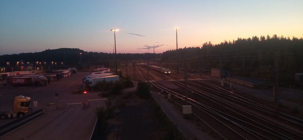 Vuosaaren ratapiha kesäyössä 28.6.2024
Konttijuna Raahesta on juuri saapunut ja veturia kytketään irti.
Avainsanat: op_VR;jt_Tavarajuna;jt_Asiakasjuna;jyv_Sr3