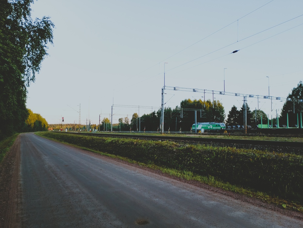 Riihimäen eteläpää 17.7.2026
Riihimäki tavaran eteläpään opastimet kesäillassa. Rautaruukki-Vuosaari -juna odottelee matkan jatkumista.
Avainsanat: op_VR;jt_Tavarajuna;jt_Asiakasjuna;jyv_Sr3;jyv_Shmmn-tw;jyv_Sps