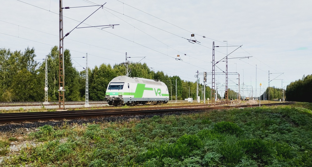 Sr2 Riihimäen ratapihalla 20.8.2026
Sr2 3243 käy kääntymässä Riihimäki tavaran eteläpäässä, suunnistaessaan varikolta taustalla näkyvän siirtokateletkan keulille, minkä jälkeen suunta käy tavarajunana 3764 kohti Helsinkiä ja Vuosaaren satamaa.
Sr2-sarjaa käytetään tavaraliikenteessä melko vähän, mutta tässä kolmena päivänä viikossa kulkevassa Riihimäki-Vuosaari -aamutavarassa on ollut hyvät mahdollisuudet bongata Sr2 kiskomassa tavaraa.
Avainsanat: op_VR;jt_Vaihtotyö;jyv_Sr2