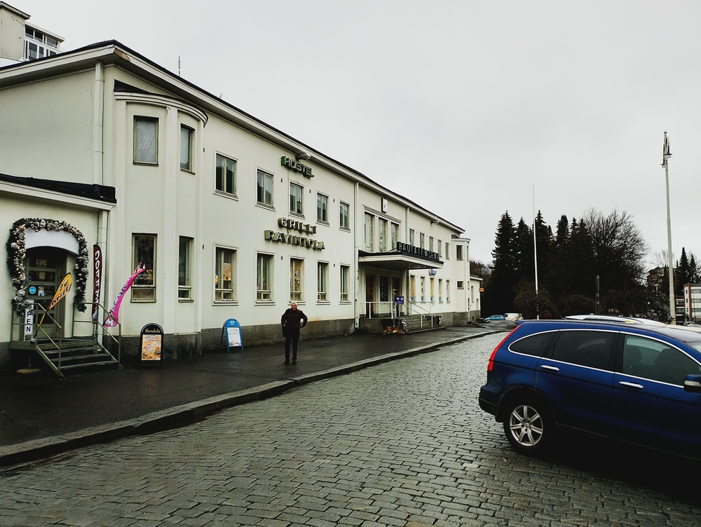 Kuopion asema 2.12.2025
Kuopion asemarakennus. Raiteet sijaitsevat toisessa kerroksessa ja aseman odotussalista pääsee suoraan asematunneliin, josta laitureille, tai suoraan lävitse toisella puolella olevalle linja-autoasemalle.
Avainsanat: infra_asemarakennus