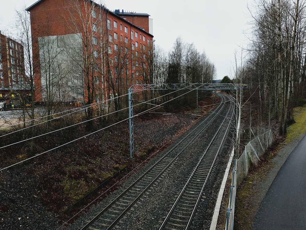 Rataa Kuopiosta Iloharjun suuntaan 2.12.2025
Kaksoisraide jatkuu Kuopion asemalta etelään, Iloharjun vanhan ratapihan kohdalle asti.
