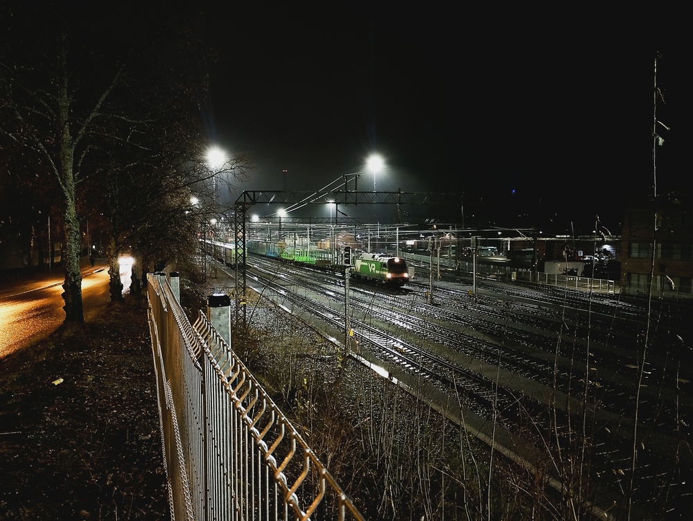 Kuopio tavara pohjoisesta 2.12.2025
Sr3 odottelee lähtöaikaansa kohti pohjoista tyhjän raakapuujunan kanssa sateisessa syysillassa, ympärillän Sorsasalon selluvaunuja.
Avainsanat: op_VR;jt_Tavarajuna;jt_Raakapuujuna;jyv_Sr3;jyv_Sps;jyv_Gbln-t