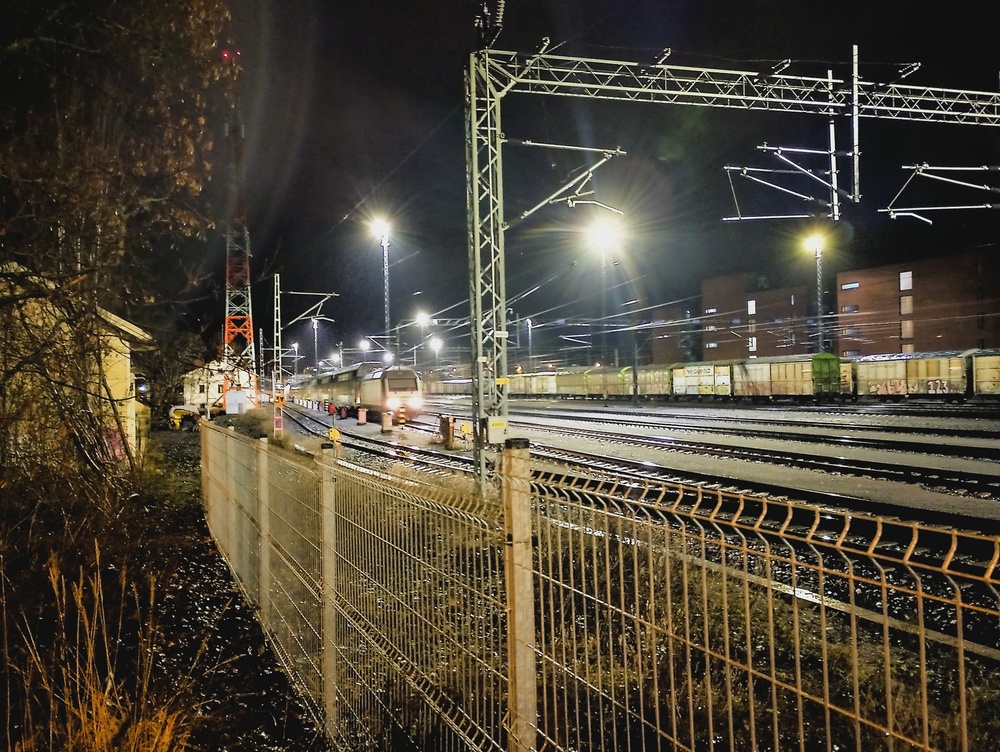 IC-juna Kuopion varikolla 2.12.2025
Kello on juuri lyönyt kymmenen, kun ohjausvaunun valot kajastavat aseman suunnasta ja Helsingistä hetkeä aiemmin saapuneen IC-junan runko lipuu kuvaajan ohitse Kuopion varikolle. Hetki vielä säädetään sitä sun tätä, ennen kuin yöpuulle pääsevät niin juna kuin myös kuljettaja.
Avainsanat: op_VR;jt_Vaihtotyö;jyv_Sr2;jyv_Ed;jyv_Gbln;jyv_Gbln-t;jyv_Gbls