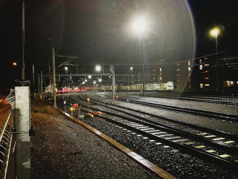 Kuopio tavara etelästä 2.12.2025
IC 147:ssä Helsingistä saapunut runko on tuotu varikolle. Ratapihalla seisoo Sorsasalon selluliikenteessä käytettäviä umpivaunuja vaihtelevan kokoisissa letkoissa.
Avainsanat: op_VR;jyv_Sr2;jyv_Gbln;jyv_Gbln-t;jyv_Gbls