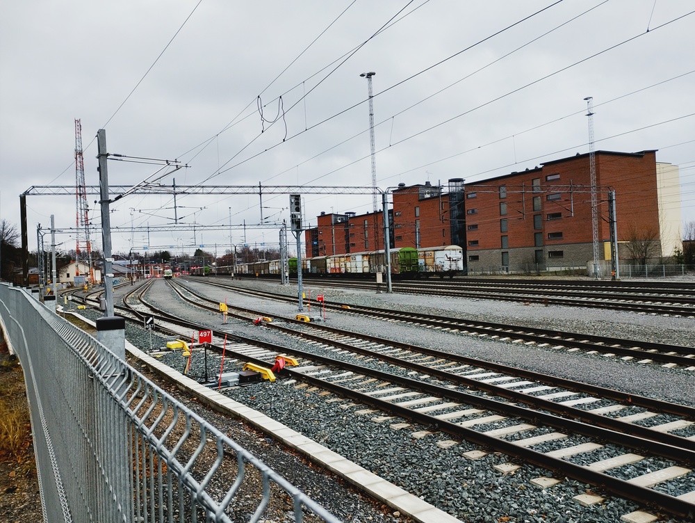 Kuopio tavara 3.12.2025
Uutuuttaan kiiltelevä ratapiha. Sr3 on juuri saanut tuotua tyhjän sellujunansa Tampereelta ja odottelee nyt lähtöä veturijunana Pieksämäelle. Kelloniemen öljysavotat (pun intended) poislukien Kuopion ratapihaa dominoi Sorsasalon sellutehtaan liikenne ja niin tässäkin kuvassa, ratapihan ollessa jokseenkin täynnä selluvaunuja.
Avainsanat: op_VR;jt_Veturijuna;jyv_Sr3;jyv_Gbln;jyv_Gbln-t;jyv_Gbls