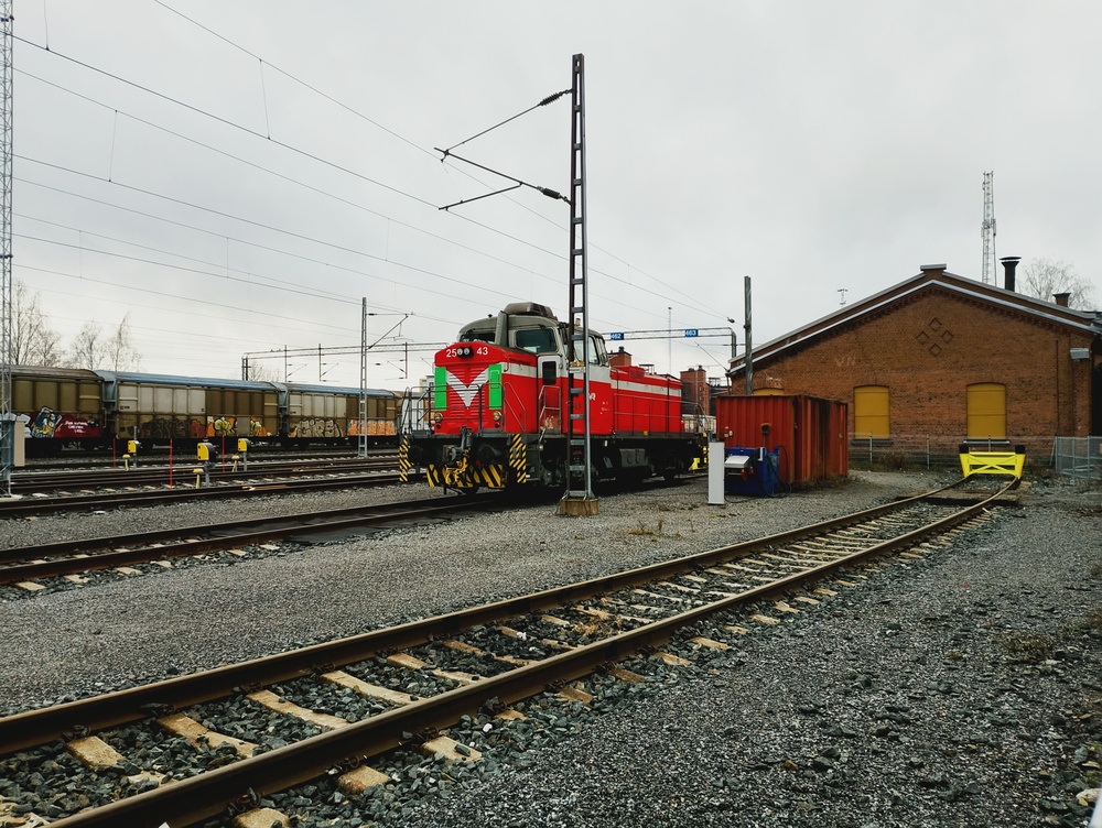 Kuopion päivystäjä 3.12.2025
Dv12 2543 odottelee töitä Kuopion varikolla. Kuopion päivystäjän leipätyönä on Sorsasalon sellutehtaan vaunujen vaihto ja etelän iltatavaran kokoaminen ratapihalla ja kun Kelloniemeen on liikennettä, häärii päivystäjä pönttövaunujenkin parissa. Työkaluna toimii toistaiseksi Dv12, saa nähdä, että milloin Dr19 hipsuttelee tilalle. Veturi viettää viikon Kuopiossa ja vaihdetaan Pieksämäeltä käsin.
Avainsanat: op_VR;jt_Vaihtotyö;jyv_Dv12;jyv_Gbln-t;päivystäjä_Kuopio;infra_veturitalli