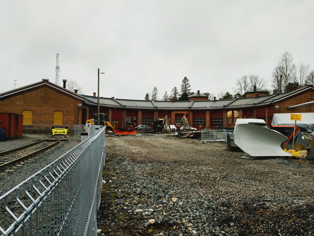 Kuopion veturitalli 3.12.2025
...valitettavasti ratapihatyömaan myötä raideyhteytensä menettäneenä. Saman kohtalon koki myös vanha konepajarakennus.
Avainsanat: infra_veturitalli;rautatiearkeologia