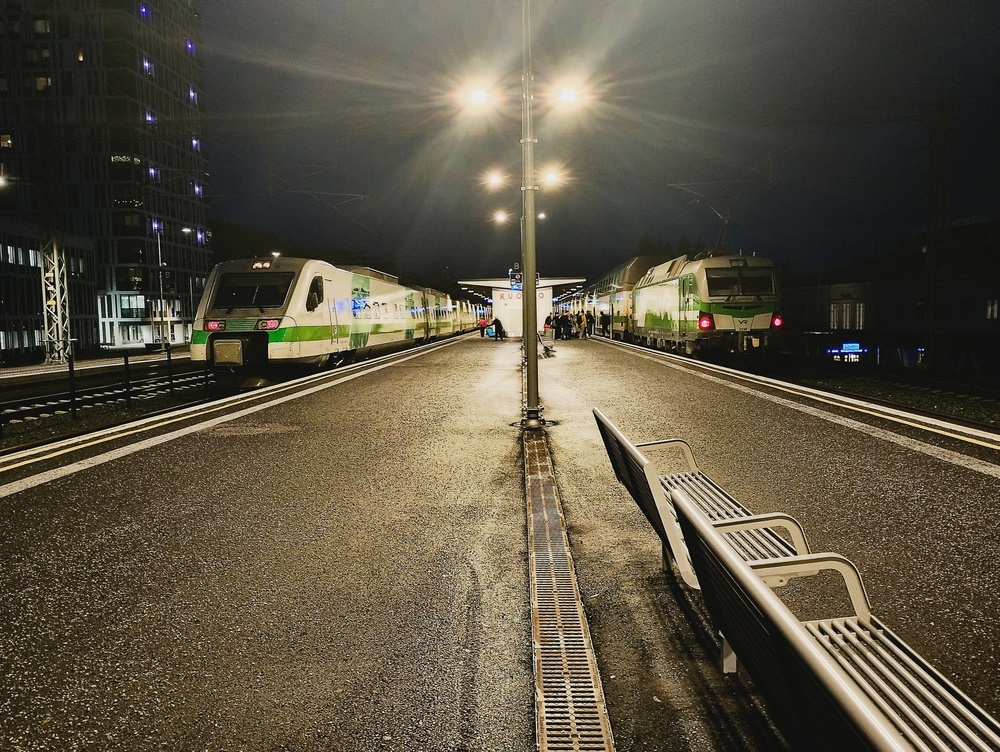 Junia Kuopiossa 3.12.2025
InterCity 65 Helsingistä Ouluun on saapunut  välipysähdykselleen Kuopioon. Vasemmalla oleva Pendolino odottelee lähtöään Helsinkiin myöhemmin samana iltapäivänä.
Kuopion juuri uusittu asema kiiltelee vielä siisteyttään ja vasemmalla näkyy vastikään valmistunut linja-autoasemakompleksi.
Avainsanat: op_VR;jt_Matkustajajuna;jt_InterCity;jt_Pendolino;jyv_Sm3;jyv_Sr3;jyv_Ed