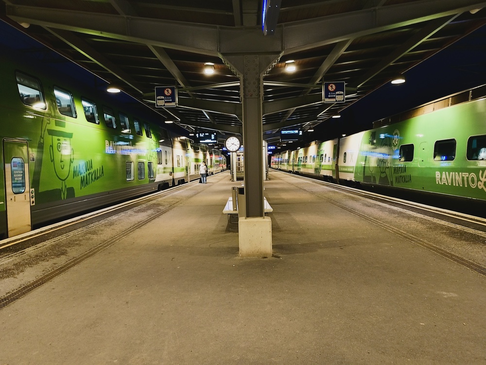 Junia Kuopiossa 3.12.2025
Vasemmalla InterCity Helsingistä Ouluun suorittaa välipysähdystään, kun oikealla Helsinkiin myöhemmin lähtevä Pendolino-runko odottelee junamiehistön saapumista paikalle.
Avainsanat: op_VR;jt_Matkustajajuna;jt_InterCity;jt_Pendolino;jyv_Sm3;jyv_ERd