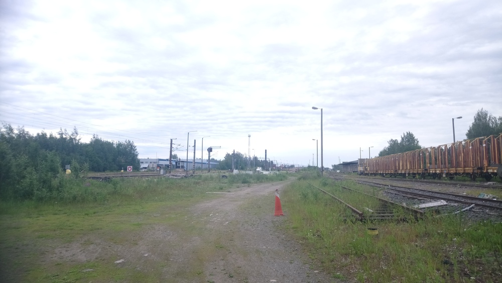 Seinäjoki tavara pohjoisesta 20.6.2019
Vaikka kaukana ovat jo ne ajat, kun laskumäkityötä tehtiin Seinäjoella, seisoo laskumäkiopastin yhä uskoollisena paikallaan. Oikealla näkyy routaeristelevyjen jakeluvaunusto.
Avainsanat: infra_laskumäki;jyv_Etv;jyv_Tka6