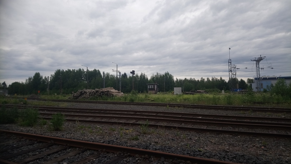 Seinäjoen laskumäen jäänteet 20.6.2019
Yllättäen laskumäkiopastin seisoo yhä paikallaan, vaikka käyttöä sille ei ole enää pitkään aikaan ollutkaan, samoin kuin tuo laskumäen koppi.
Avainsanat: infra_laskumäki;rautatiearkeologia