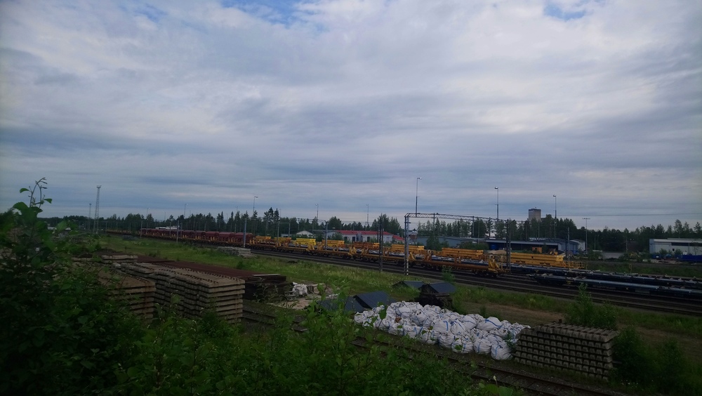 Seinäjoki tavara 20.6.2019
Suurimmalta osin Seinäjoki tavara tuntuu olevan glorifioitu romuvarasto, mutta oli siellä jonkun verran ihan käyttökelpoisenkin oloista ratamateriaalia. Vaunuston puolesta päätähtinä olivat vähällä käytöllä olevat rekkavaunut, liuta radanpidon käyttämää vaunustoa ja oli tuolla siilovaunujakin.
Avainsanat: op_VR;jyv_Tadds;jyv_BMo;jyv_BOppy;jyv_Sdggnqss-w;jyv_Tabd