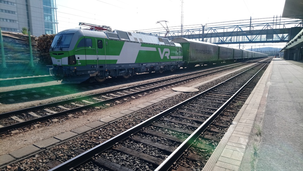 Äänekosken sellupendeli Jyväskylässä 10.8.2018
TA 3495 joka vie tyhjät selluvaunut Vuosaaresta Äänekosken tehtaille uutta täyttöä varten on pysähtynyt miehistönvaihdolle Jyväskylään. Äänekosken rata on juuri uusittu ja kalustokin uutta ja tuliterää, Sr3-veturi ja Hains-vaunut.
Avainsanat: op_VR;jt_Tavarajuna;jt_Asiakasjuna;jyv_Sr3;jyv_Hains;jyv_Sps