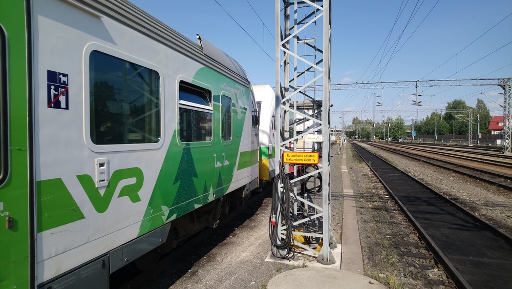 Jyväskylän huoltoraiteilla 10.8.2018
Dm12-pari odottaa lähtöä kohti Seinäjokea. Tämän pidemmälle ei käy matka, siitä pitävät huolen niin kieltokyltti, kuin myös loppuva laituri.
Avainsanat: op_VR;jyv_Dm12