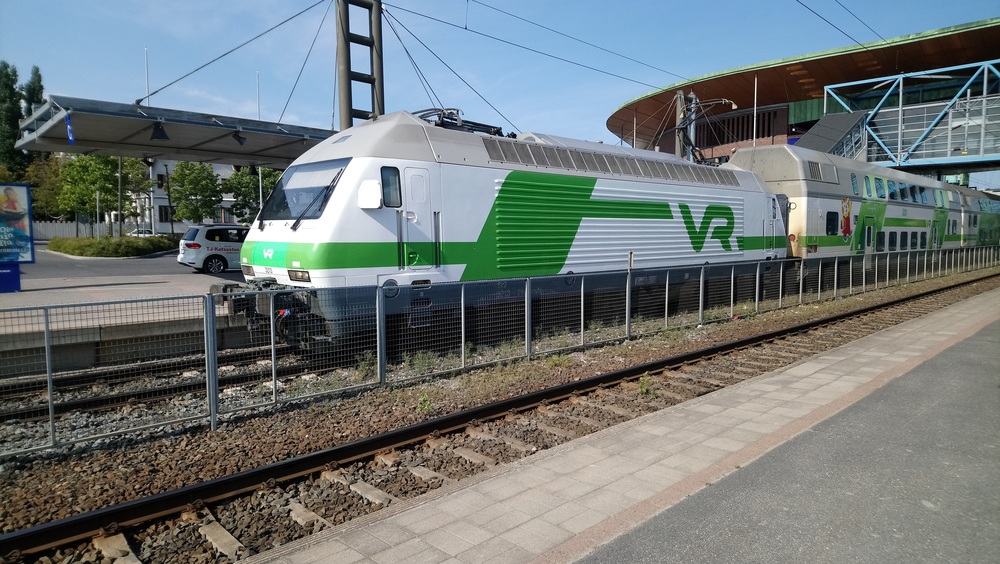 IC-juna Jyväskylässä 10.8.2018
IC-runko on juuri tuotu huoltoraiteilta aseman eteen, odottamaan lähtöä kohti Helsinkiä.
Avainsanat: op_VR;jt_Matkustajajuna;jt_InterCity;jyv_Sr2;jyv_Edfs