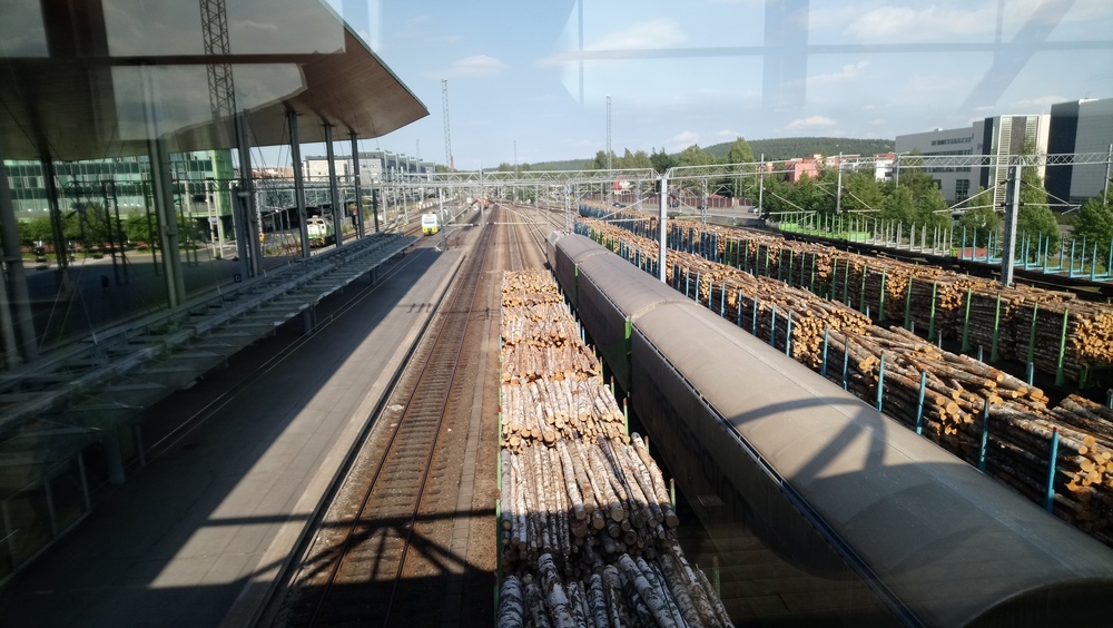 Jyväskylän ratapihaa pohjoiseen 10.8.2018
Ei voi ratapihaa tyhjäksi syyttää. Vasemman puoleisin raakapuujuna saapui Keitelpohjasta, tyhjäsellu Vuosaaresta odottaa matkan jatkumista Äänekoskelle, jonne suuntasi myös Tampereelta saapunut raakapuuletka. Sitten löytyy vielä yksi raakapuuletka, matkalla kukaties minne, sekä Tampereelle suuntaava letka tyhjiä vaunuja.
Avainsanat: op_VR;jt_Tavarajuna;jt_Asiakasjuna;jt_Raakapuujuna;jyv_Sr3;jyv_Hains;jyv_Sp;jyv_Sps