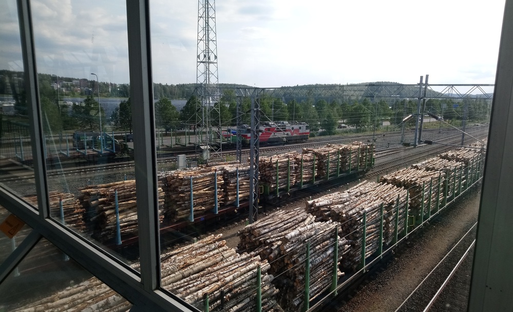 Raakapuujunan lähtövalmisteluita Jyväskylässä 10.8.2018
TR 58808 Jyväskylästä Tampereelle on juuri saanut veturin keulillensa. Vaikka myöhästymisiä oli tuona päivänä ilmassa, tapahtui lähtö säntillisesti sekuntilleen joitain minuutteja etuajassa.
Avainsanat: op_VR;jt_Tavarajuna;jt_Raakapuujuna;jyv_Sr1;jyv_Sp;jyv_Sps