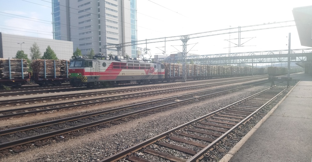 Äänekosken raakapuujuna Jyväskylässä 10.8.2018
Sr1 3022 on ottanut paikkansa TR 3415:n keulilta ja kohtapuoliin jatkuu matka kohti Äänekoskea. Loppumatkalle riitti yksikin veturi, Tampereelta oli tultu parivedon voimin.
Avainsanat: op_VR;jt_Tavarajuna;jt_Raakapuujuna;jyv_Sr1;jyv_Sp;jyv_Sps