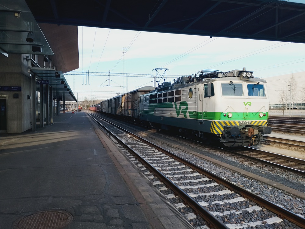 Sekatavarajuna Jyväskylässä 17.4.2026
Äänekoski-Tampere -sekatavara on juuri pysähtynyt Jyväskylän asemalle. En jäänyt seuraamaan, että liitettiinkö junaan pitkän pysähdyksen aikana mitään, mutta vähän veikkaan että ei, ratapihalla ei ollut muuta kuin tyhjiä raakapuuvaunuja ja junan miehistö (1 kpl) lähti välittömästi junan saavuttua tauolle.
Avainsanat: op_VR;jt_Tavarajuna;jt_Runkojuna;jyv_Sr1;jyv_Gbln