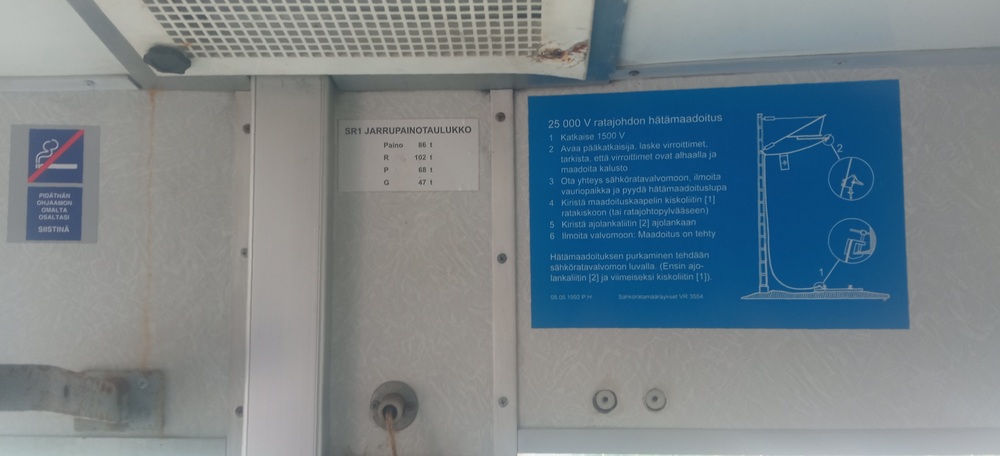 Sr1:n ohjaamon hätämaadoitusohje
Tupakointikielto, jarrupainotaulukko ja hätämaadoitusohje romuttamon pihassa seisovan Sr1 3095:n ohjaamossa.
Avainsanat: jyv_Sr1;rautatiearkeologia;romuttamo;ohjaamo