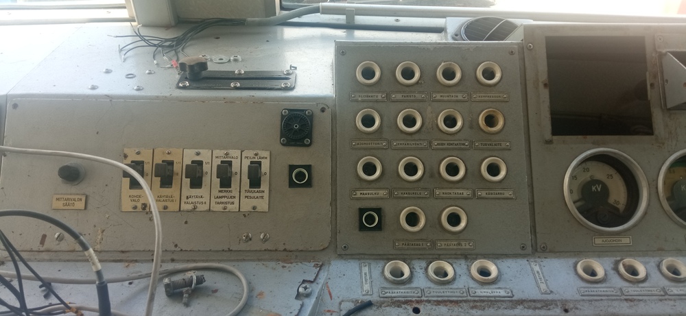 Romutettavan Sr1:n ajopöytää
Ajopöytä valmiina ajoon! ...tai sitten ei. Sr1 3095 on saapunut tiensä päähän romuttamon pihaan ja se näkyy ajopöydästäkin.
Avainsanat: jyv_Sr1;rautatiearkeologia;romuttamo;ohjaamo