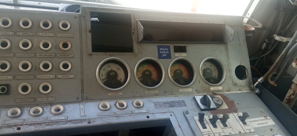 Romutettavan Sr1:n ajopöytää
Muista kytkejä JKV!
Avainsanat: jyv_Sr1;rautatiearkeologia;romuttamo;ohjaamo