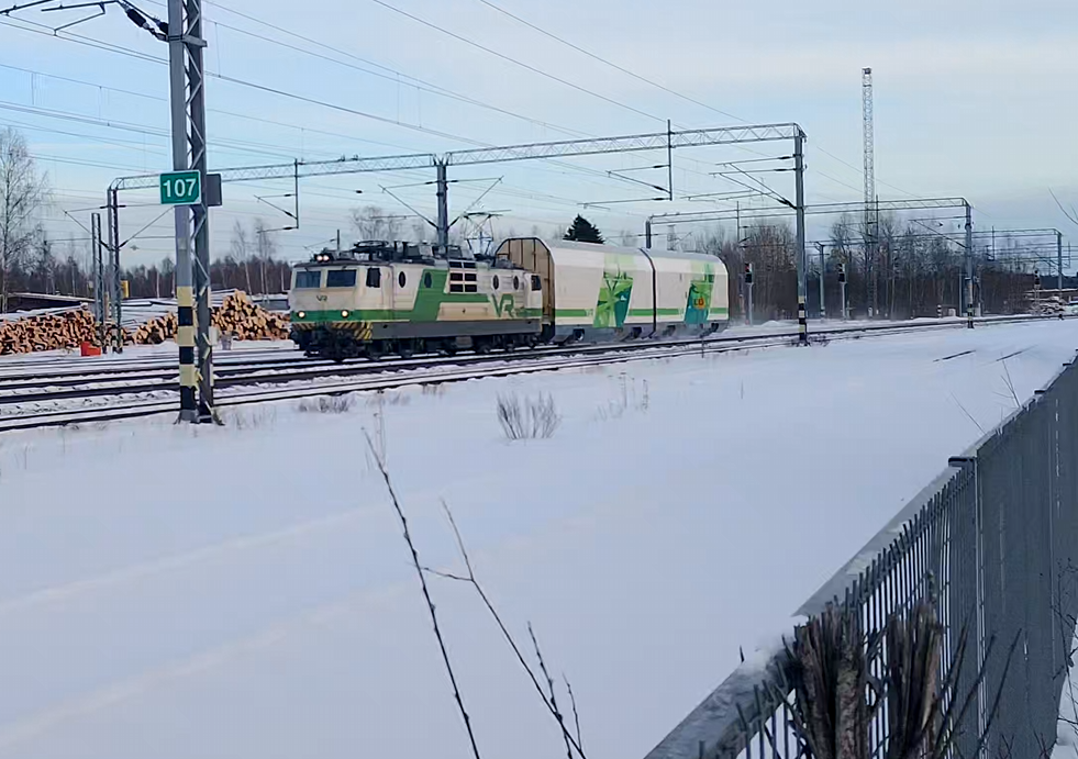 Autovaunua viedään 25.2.2026
Sr1-sarjalainen vetää yksinäistä Gd-vaunua Hämeenlinnan ohitse matkallaan Ilmalan varikolta Tampereelle.
Avainsanat: op_VR;jt_virkatarvejuna_matkustajaliikenne;jyv_Sr1;jyv_Gd