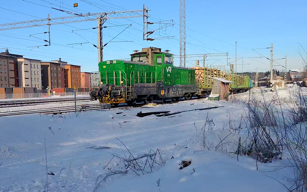 Hämeenlinnan päivystäjä 25.2.2026 #1
Dr19 2835 työn touhussa Hämeenlinnan päivystäjänä. Ensimmäiseksi kasataan Kouvolaa kohti lähtevä raakapuujuna, sitten jaotellaan Riihimäeltä saapuneet tyhjät vaunut kuormattaviksi. Hämeenlinnassa raakapuuletkat on jaettava kolmeen osaan, jotta ne mahtuvat kuormattavaksi.
Avainsanat: op_VR;jt_Vaihtotyö;jyv_Dr19;jyv_Sps;päivystäjä_Hämeenlinna