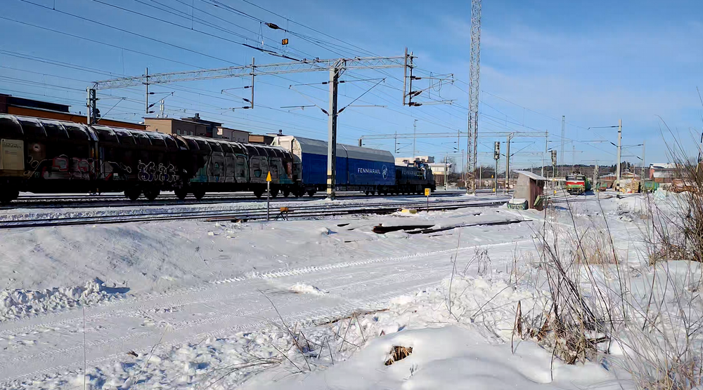 Korkeakosken juna Hämeenlinnassa 25.2.2026
Dr18 kiskoo pitkähköä junaansa kohti Korkeakosken sahaa noutakseen sahatavaraa satamaan vietäväksi. Korkeakosken sahatavaraliikenne oli vaihtunut alkuvuodesta VR:ltä Fenniarailille.
Avainsanat: op_Fenniarail;op_VR;jt_Tavarajuna;jt_Asiakasjuna;jt_Raakapuujuna;jyv_Sr1;jyv_Dr18;jyv_Habins;jyv_Laaiis
