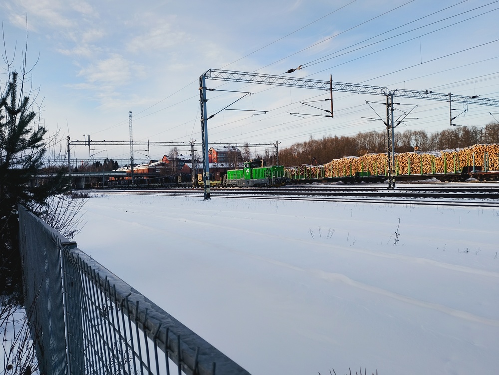 Hämeenlinnan päivystäjä 25.2.2026 #4
Pian teräskelajunan saavuttua päivystäjä lähti viemään ensimmäistä satsia teräskelavaunuja tehtaalle ja palaili sitten ilman sen kummempia tuomisia asemalle, jossa se ajettiin kiinni jäljellä olleisiin teräskelavaunuihin, minkä jälkeen miehistö (2 kpl) lähti tauolle.
Avainsanat: op_VR;jt_Vaihtotyö;jyv_Dr19;jyv_Shmmn-tw;päivystäjä_Hämeenlinna