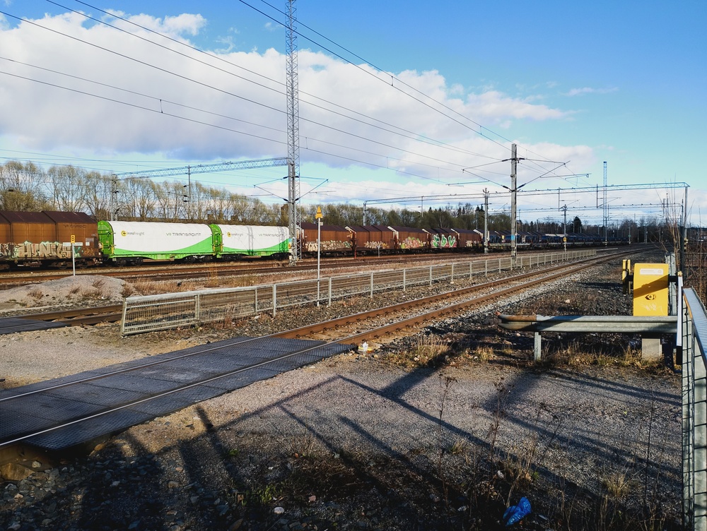 Teräsvaunuja Hämeenlinnan ilta-auringossa
Päivystäjä on juuri häipynyt viemään toista satsia teräskelavaunuja tehtaalle. Vielä muutama jäi ratapihalle. Vieressä oletettavasti HankoHämeenlinnalaisen tuoma letka.
Avainsanat: op_VR;jyv_Sggrrs;jyv_Shimmn;jyv_Shmnns-tw