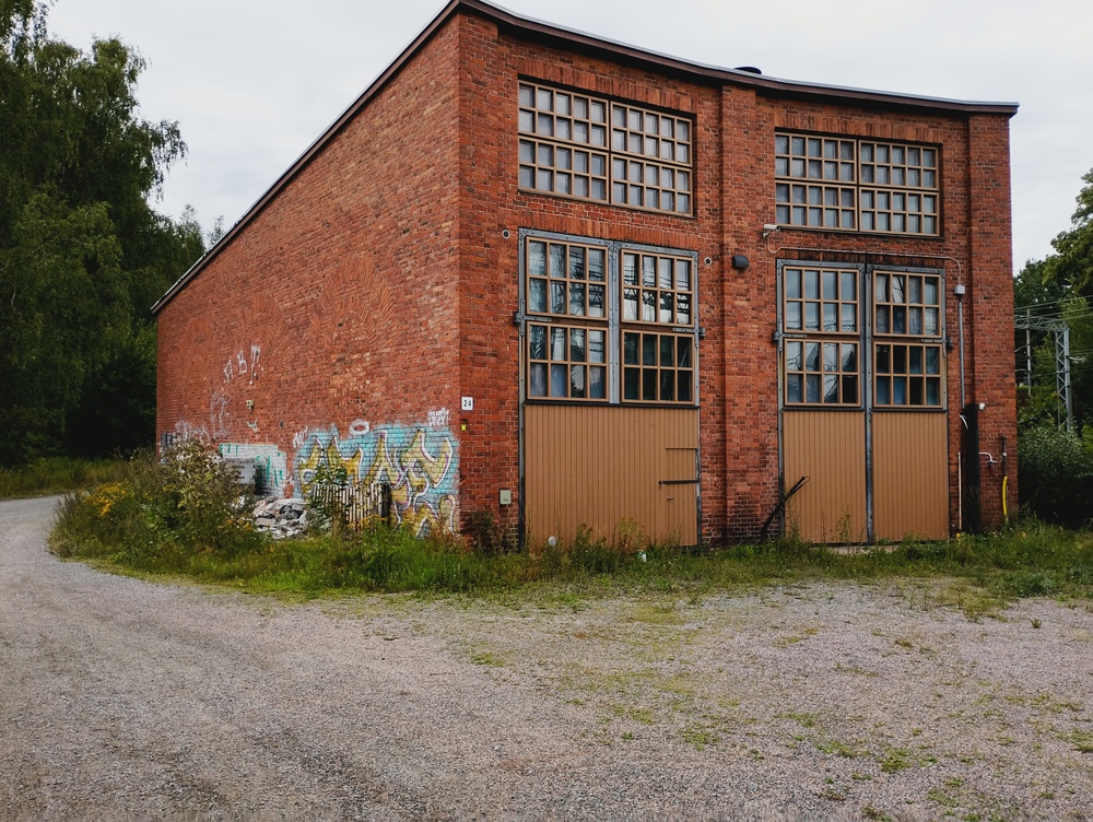 Hämeenlinnan veturitalli 5.8.2026
Vetureita täällä ei enää aikoihin ole nähty, muuta kuin pyyhältämässä ohitse viereisiä raiteita. Veturitalli on veturitalliutensa päätyttyä toiminut mm. laitetilana ja varastona.
Avainsanat: infra_veturitalli;rautatiearkeologia