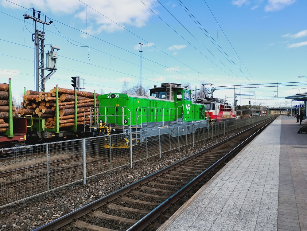 Toijalan päivystäjän vaihto 24.4.2026
Toijalan päivystäjää vaihdetaan. Sr1 on saapunut Tampereelta veturijunana hakemaan vaihdettavan päivystäjän (Dr19 2841) Kurjenkallion terminaalilta tuomaa raakapujunaa, mukanaan Toijalaan uudeksi päivystäjäksi jäävä (Dr19 2839). Lähtevä päivystäjä ajoi kiinni kokoamaansa Tampereelle lähtevään tavarajunaan, jonka keulille saapui toinen Sr1 vetämään junan Tampereelle.
Avainsanat: op_VR;jt_Veturijuna;jyv_Sr1;jyv_Dr19;jyv_Sps;päivystäjä_Toijala