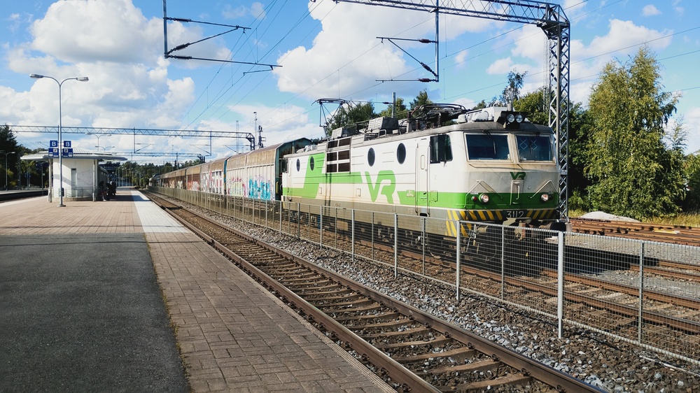 Sr1-vetoinen tavarajuna saapuneena Toijalaan 21.8.2020
Sr1 3112 on saapunut tyhjän paperijunan kanssa Tampereelta Toijalaan. Vaunujen matka jatkuu Dr19:n vetämänä edelleen Valkeakoskelle ja Tervasaaren paperitehtaalle.
Avainsanat: op_VR;jt_Tavarajuna;jt_Asiakasjuna;jyv_Sr1;jyv_Sim