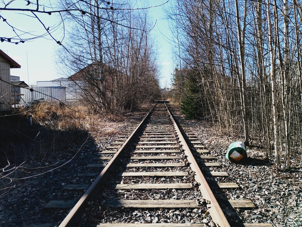 Parooninmäen raidetta Raasulin suunnasta 27.3.2026
Parooninmäen raiteen alkupäätä. Raasulin terminaali, jonne liikennettä yhä on, sijaitsee selän takana.
Avainsanat: rautatiearkeologia