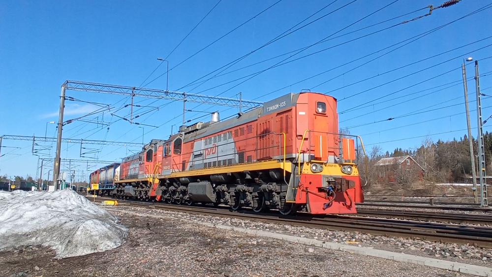 Venäläinen Vainikkalassa 23.4.2022
RZD:n dieselpari on juui nykäissyt pitkään sekatavaraletkansa liikkeelle Vainikkalan läntiseltä ratapihalta, eli Vainikkala tavarasta ja suunta käy rajan yli Venäjälle. Liikenne oli huhtikuussa 2022 vielä vilkasta, mutta hiljeni murto-osaan entisestä saman vuoden loppuun mennessä.
Avainsanat: op_RZD;jt_Rajajuna