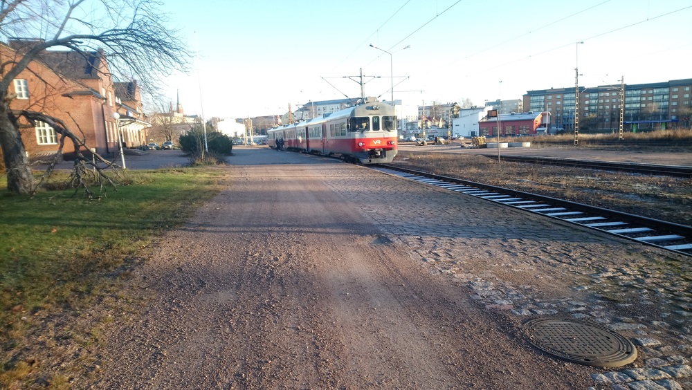 Taajamajuna Kotkassa 22.11.2018
Taajamajuna Kouvolaan on juuri aloittanut matkansa Kotkan satamasta ja suorittaa nyt ensimmäistä välipysähdystään Kotkan päärautatieasemalla.
Avainsanat: op_VR;jt_Matkustajajuna;jt_Taajamajuna_SM;jyv_Sm2