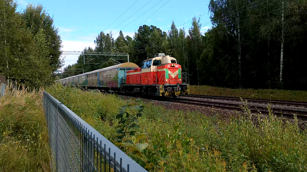 Korkeakosken paluujuna Vehmaisissa 20.8.2025
Deeveri on käynyt vaihtamassa vaunut Korkeakosken sahalla ja palaa nyt Tampereelle. Seuraavana talvena Korkeakosken sahan kuljetukset siirtyivät VR:ltä Fenniarailille.
Avainsanat: op_VR;jt_Tavarajuna;jt_Lähiverkkojuna;jyv_Dv12;jyv_Hbi