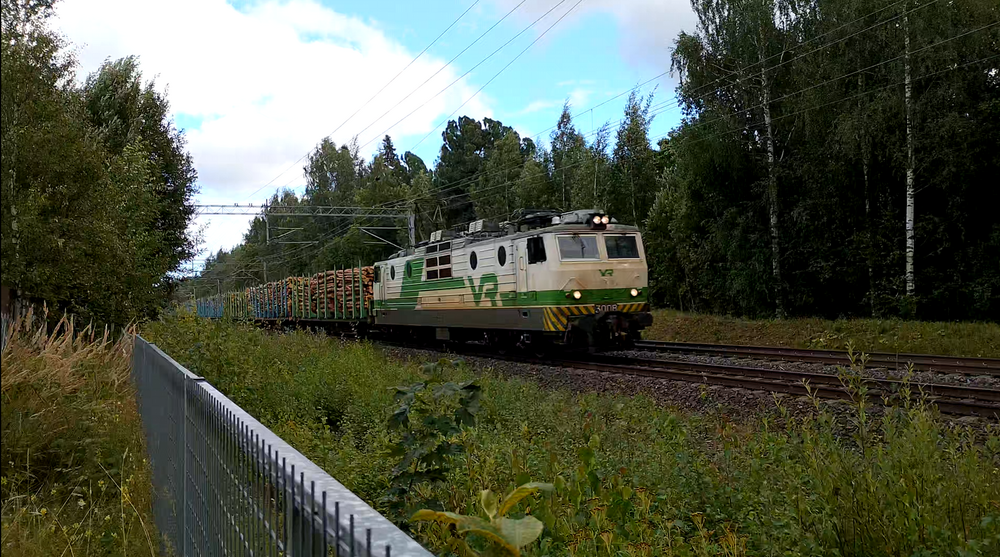 Jämsän raakapuunhakija Vehmaisissa 20.8.2025
Junallinen vihreää kultaa vyöryy Vehmaisten vanhan asema ohitse vihreän suden vetämänä.
Avainsanat: op_VR;jt_Tavarajuna;jt_Raakapuujuna;jyv_Sr1;jyv_Sp;jyv_Sps