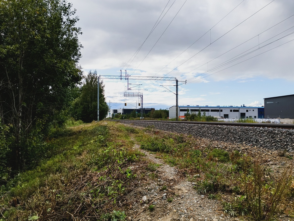 Vehmaisten vanhalla länsivaihteella 20.8.2025
Näkymä Vehmaisten ratapihalta Tampereen suuntaan. Kuvan opastinten takana sijaitsivat aikanaan Vehmaisten ratapihan läntiset päävaihteet.
Avainsanat: rautatiearkeologia